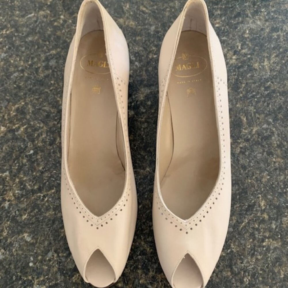 Bruno Magli Italian-made cream-coloured leather sandals 10N